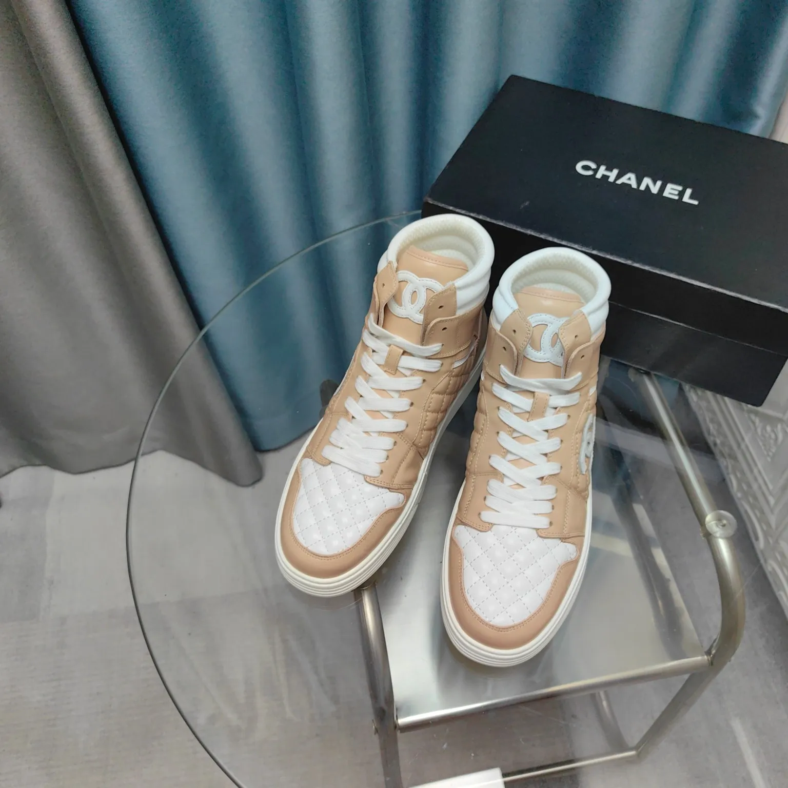 👟👟Ex-factory price 700👟👟 CHANEL Chanel thick-soled panda sneakers Panda biscuit shoes Chanel 2024ss hot panda shoes 🐼Colorful thick-soled casual sports shoes sneakers counter synchronization The counter is very popular Very difficult to buy a shoe The most popular thick-soled panda shoes on the Internet It is obvious that small fragrance control cannot miss it, both appearance and comfort coexist Simple and versatile white shoes. The thick sole increases height and is super versatile. You can wear it with your eyes closed😍Whoever wears it will look better. Upper: calfskin. Lining: imported sheepskin lining. Outsole: TPU original outsole. Size: 35-40 (41 42 customized.